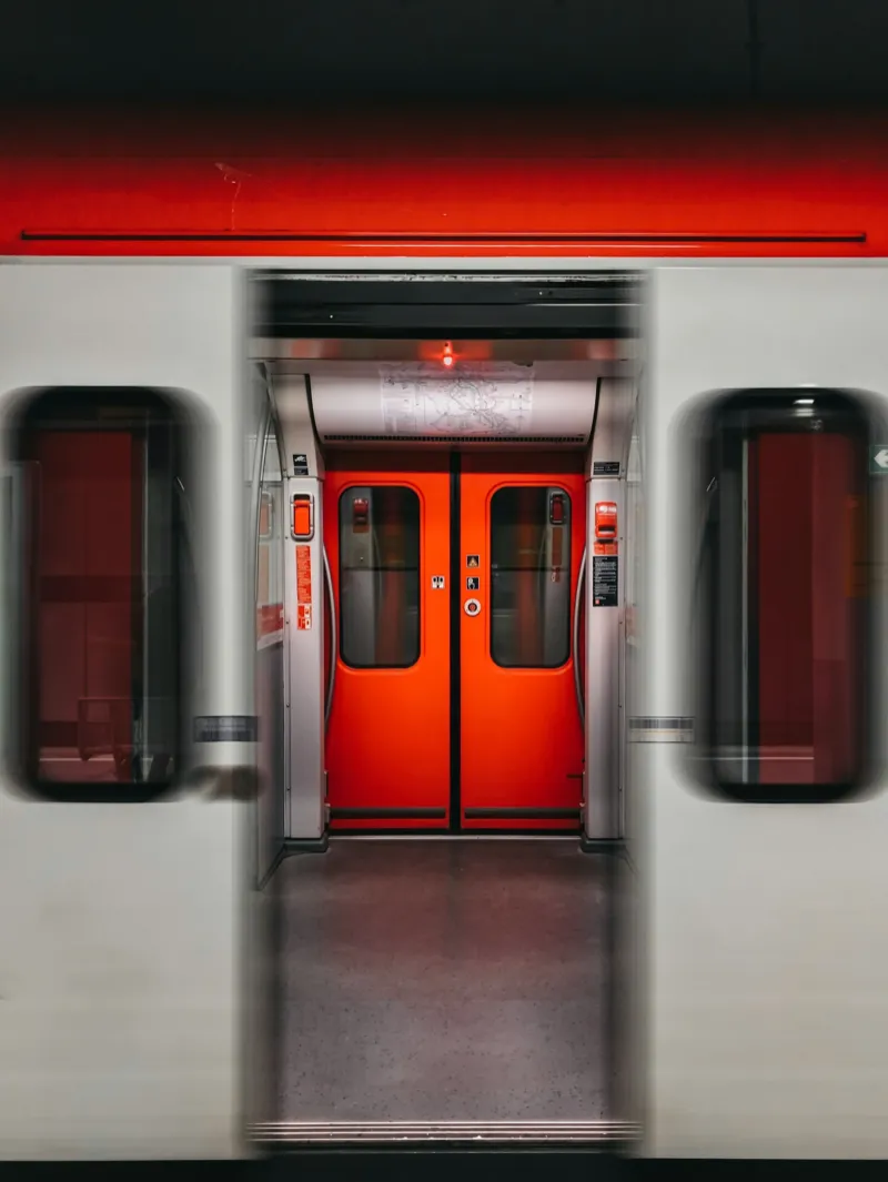 Train en mouvement — FOMO et pression