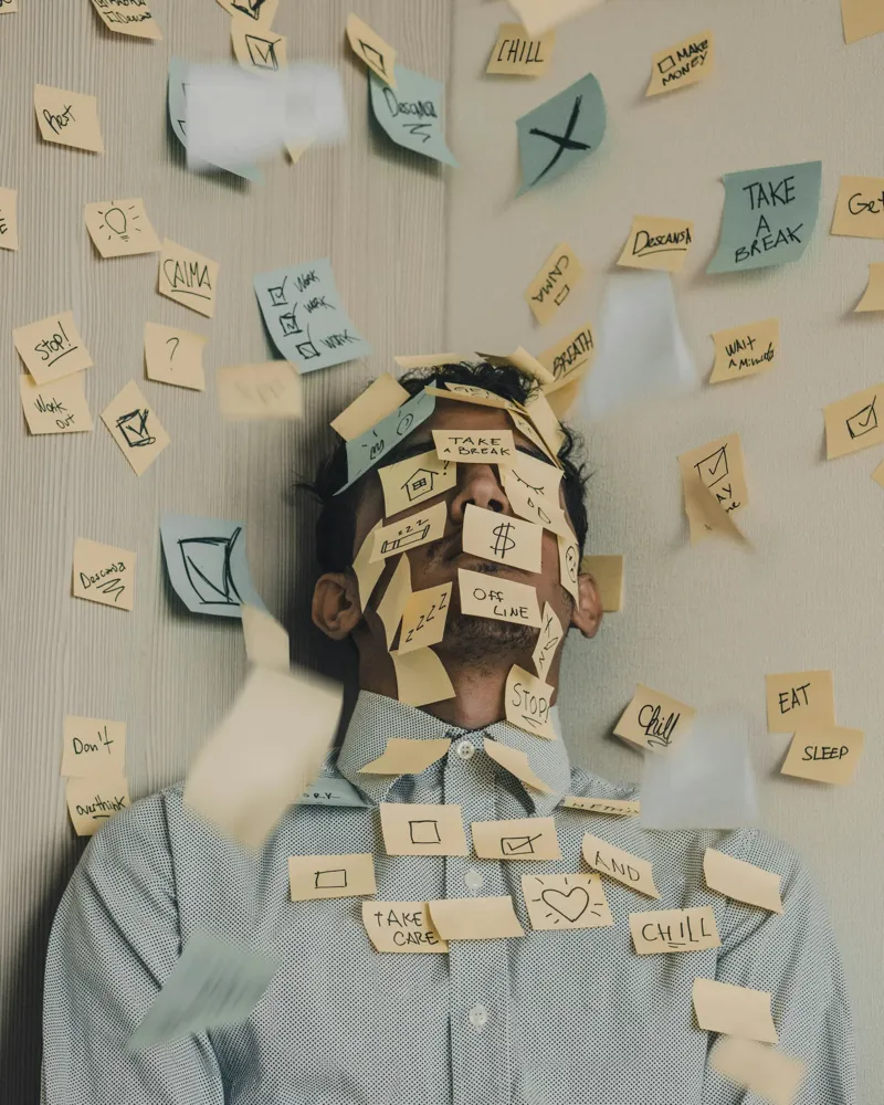 Homme couvert de post-its — accountability du DPO